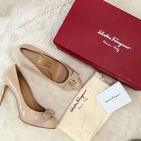 FERRAGAMO VARA BOW PATENT PUMP - Picture 1 of 10